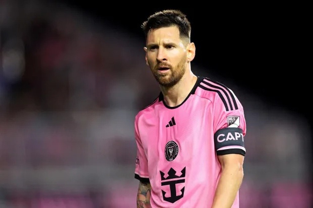 Messi lập siêu phẩm sút phạt: Ronaldinho mất vị trí, áp sát Pele